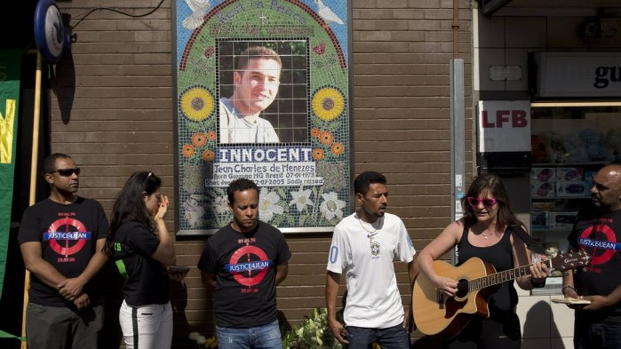 Parentes fazem homenagens na estação onde Jean Charles foi morto há dez anos