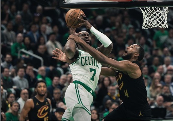 Celtics arrasam Cavaliers e abrem vantagem em semifinal da Conferência Leste