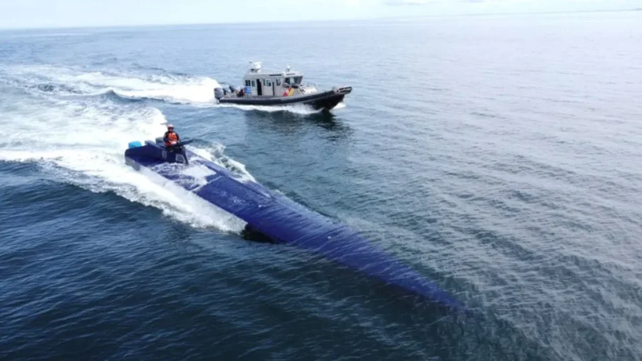 Colombianos são avistados por agentes da alfândega e afundam narcossubmarino, na Espanha; vídeo