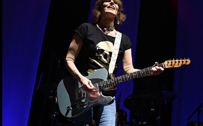 Pretenders no C6 Fest: Chrissie Hynde comanda show curto e selvagem em formato à la Beatles