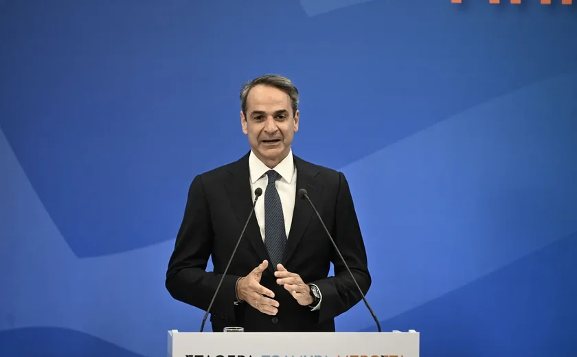 Partido conservador do premiê Mitsotakis lidera eleição com ampla margem