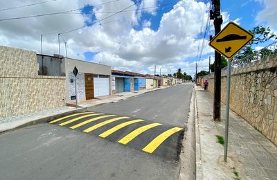 Ruas asfaltadas em Penedo recebem redutores de velocidade e sinalização