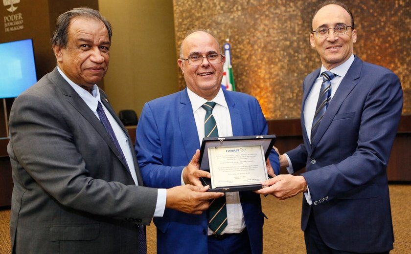 Presidente do Tribunal de Justiça de Alagoas é homenageado pelo Fonaje﻿