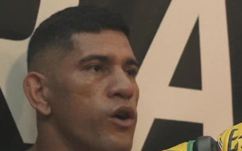 Alex Poatan atropela russo com nocaute em 80 segundos e retoma cinturão do UFC