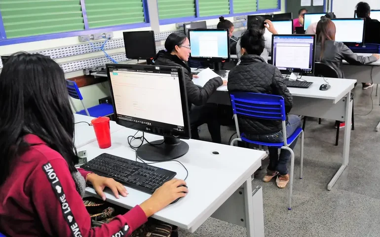 Brasil supera 100 mil escolas públicas com internet gratuita
