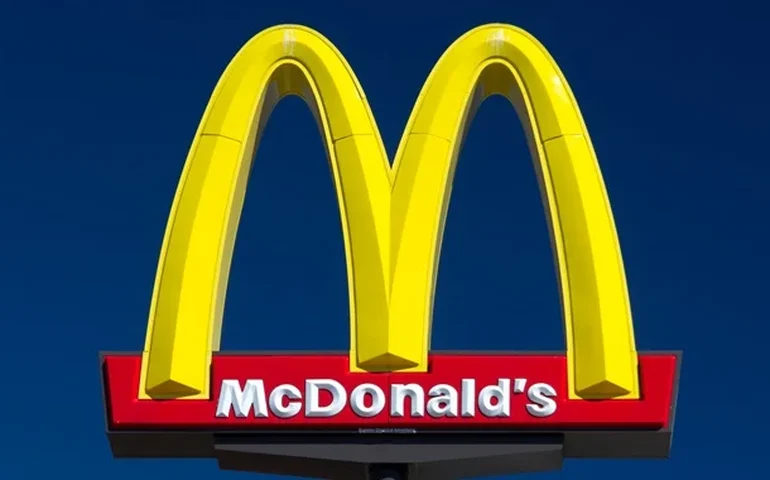 Foco do McDonald's em preços acessíveis e um novo hambúrguer de grandes dimensões impulsionaram as vendas no primeiro trimestre.