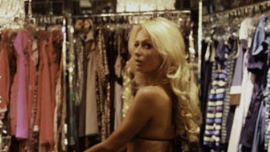 Paris Hilton posa de biquíni em closet