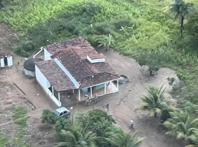 DEA garante apoio aéreo em operação que prendeu suspeitos de homicídios e apreendeu armas no Sertão