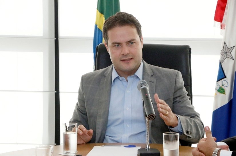 Governador Renan Filho concede entrevista a TV Cidadã do TCE e critica decreto de armas