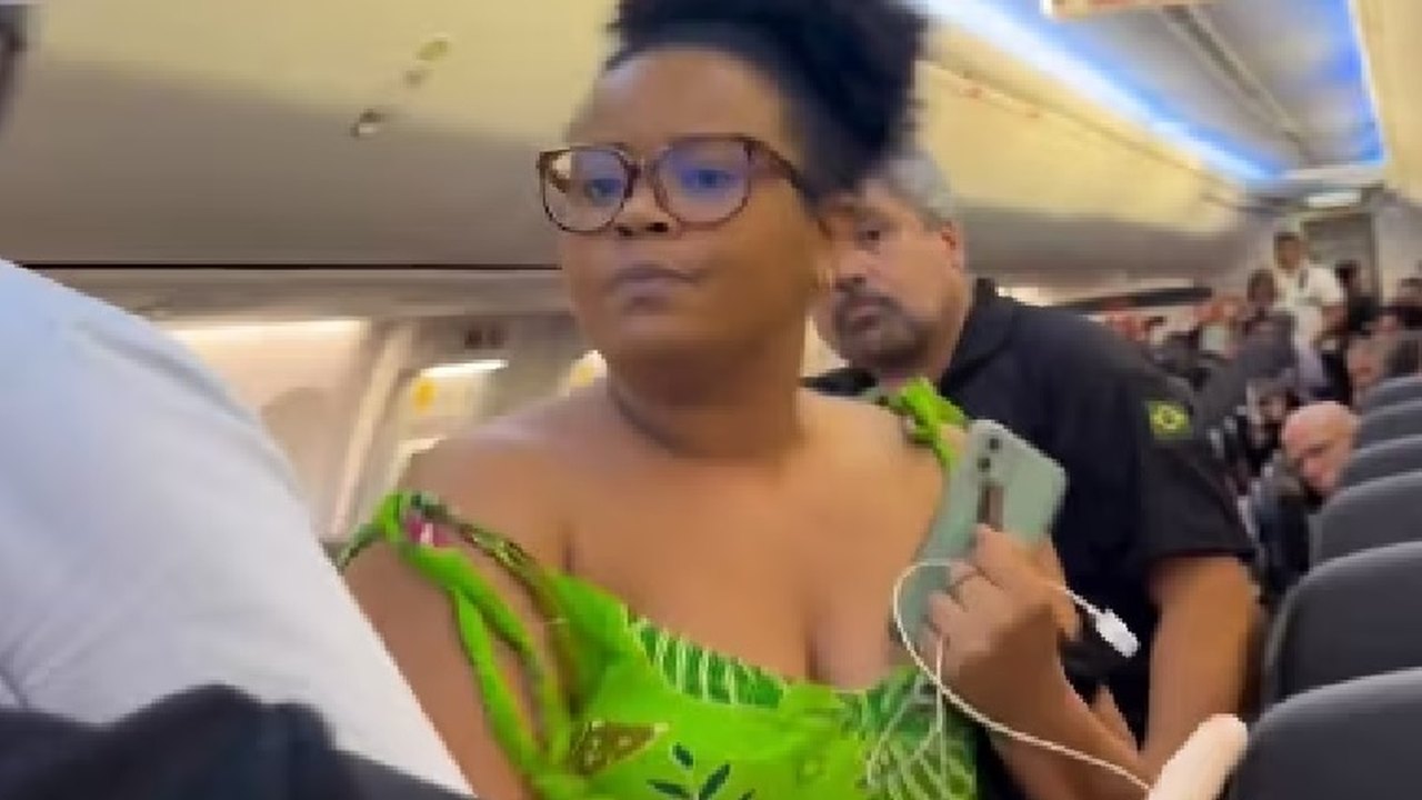 Mulher negra é expulsa de voo após se recusar a despachar mochila e passageiros reagem
