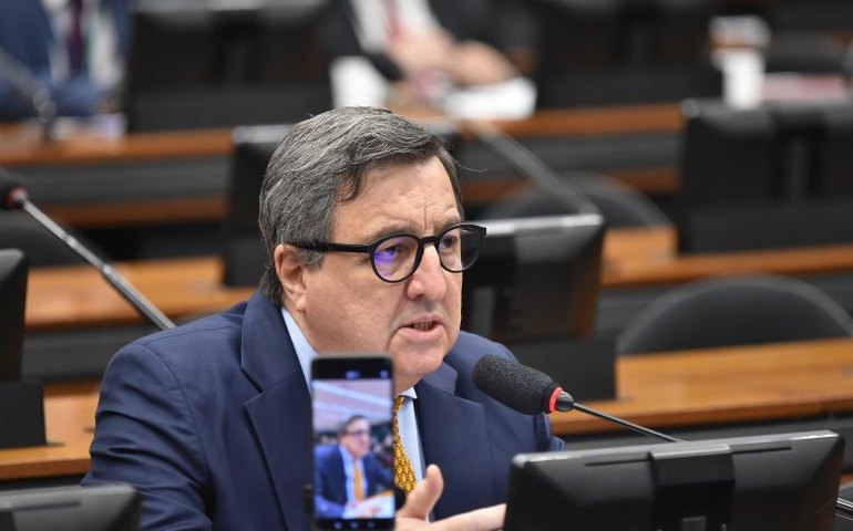 Comissão aprova piso salarial nacional para técnicos e administrativos da educação básica