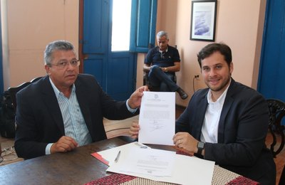 Prefeito Cláudio Filho Cacau transmite cargo para vice Walter Avelino, em Marechal