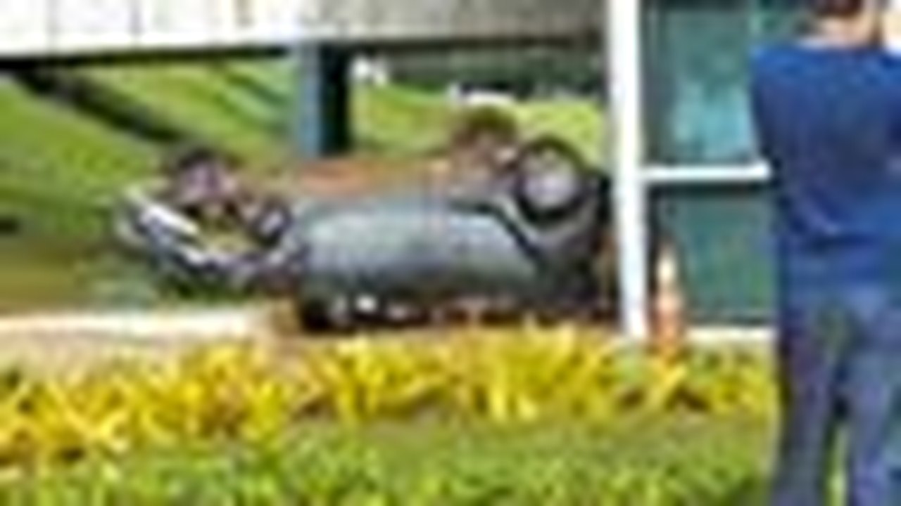 Carro conduzido por jovem embriagado cai no gramado lateral da Câmara