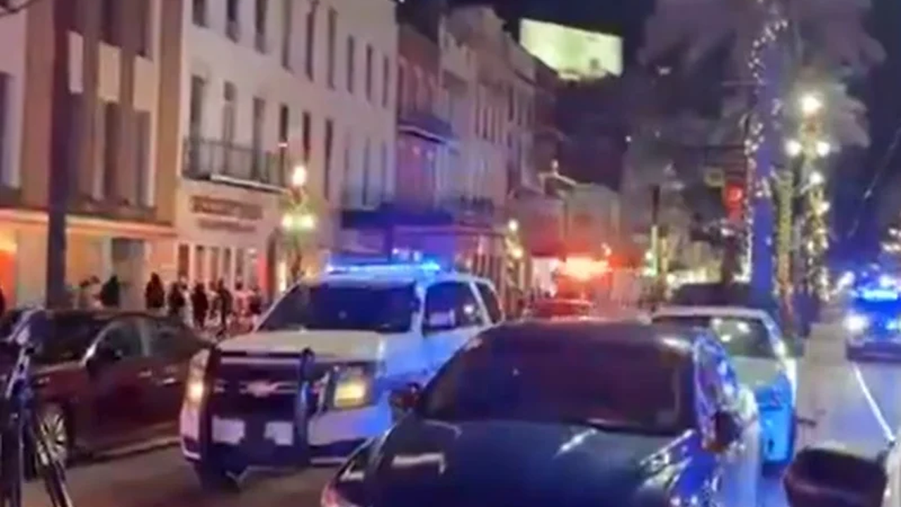 Homem joga carro contra dezenas de pessoas no Canadá; 11 morreram