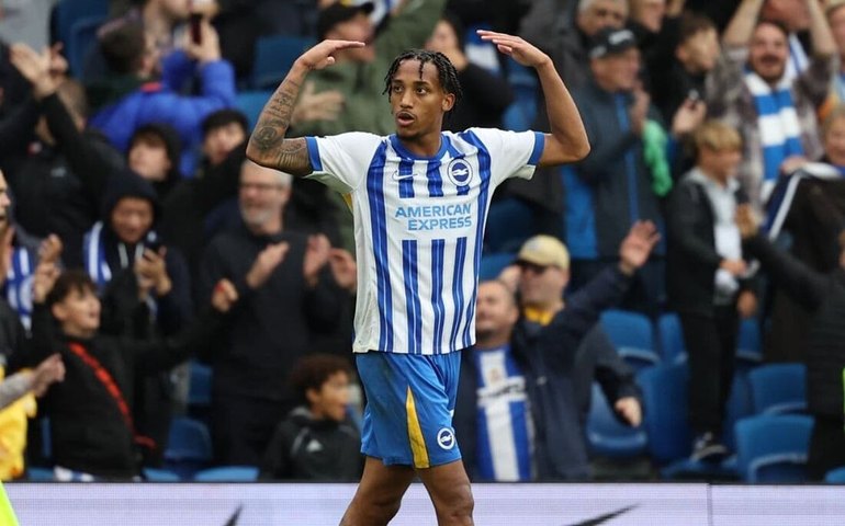 Brighton vence o Manchester United com gol do brasileiro João Pedro nos acréscimos
