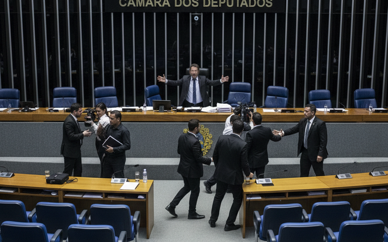 Câmara lamenta transtornos após expulsão de jornalistas do plenário