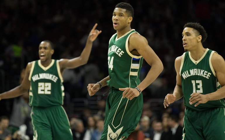 Milwaukee Bucks supera Suns e é o primeiro classificado aos playoffs da NBA