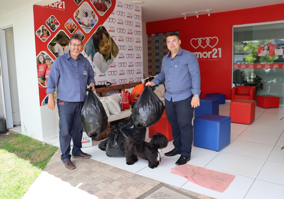 Casal entrega novo lote de tampinhas ao Instituto Amor 21