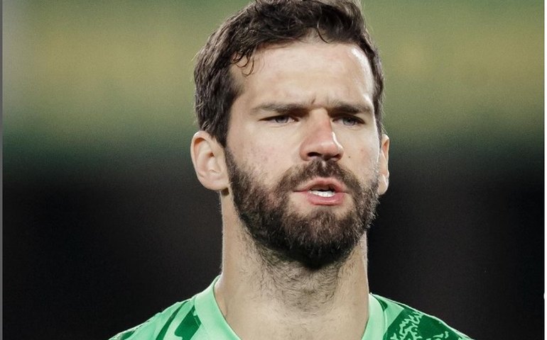 Alisson vira dúvida no Liverpool por problema físico e preocupa seleção brasileira