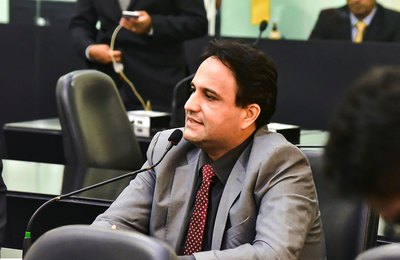 Deputado solicita ao Governo a instalação de detectores de metais em escolas públicas