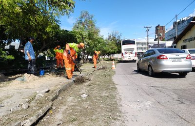 Riacho Salgadinho recebe ações de desassoreamento e limpeza nas margens