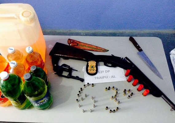 Pai e filho são presos com armas em Traipu