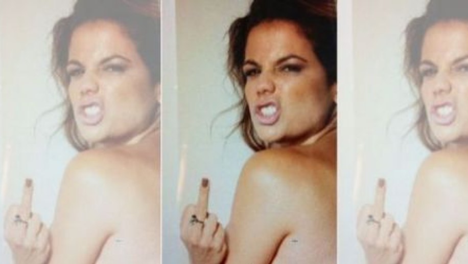 Nívea Stelmann desabafa e posta foto fazendo gesto obsceno