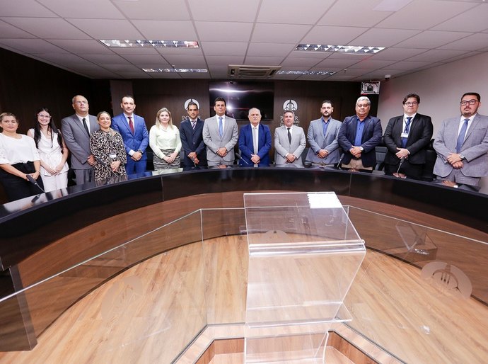 Desembargador Otávio Praxedes alinha ações com parceiros do Começar de Novo