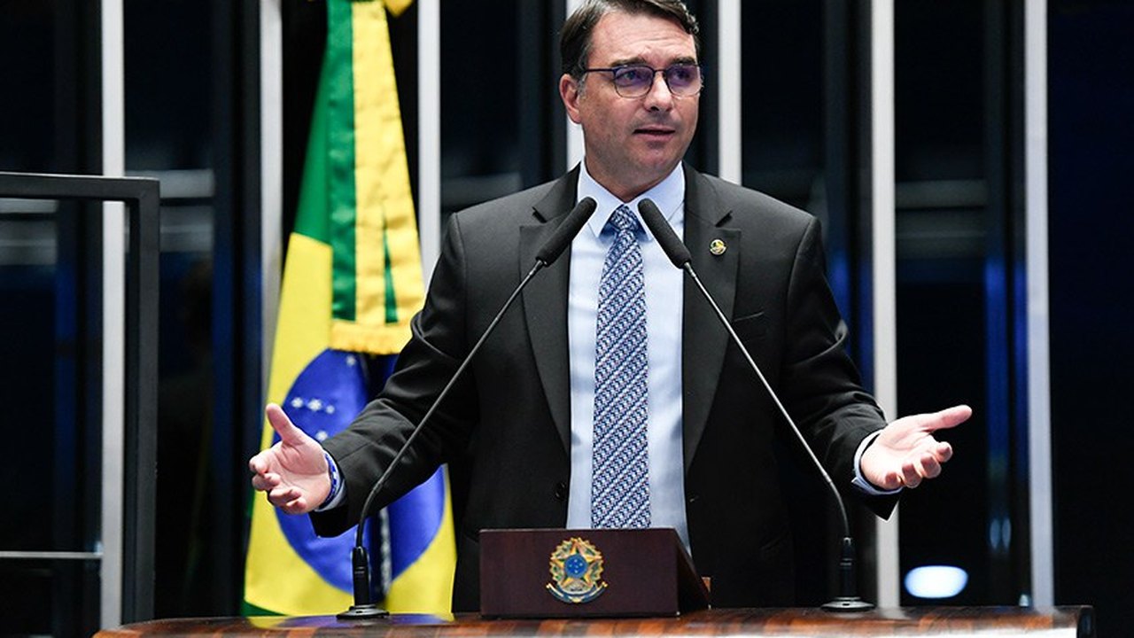 Flávio Bolsonaro critica operação de busca e apreensão contra ex-presidente
