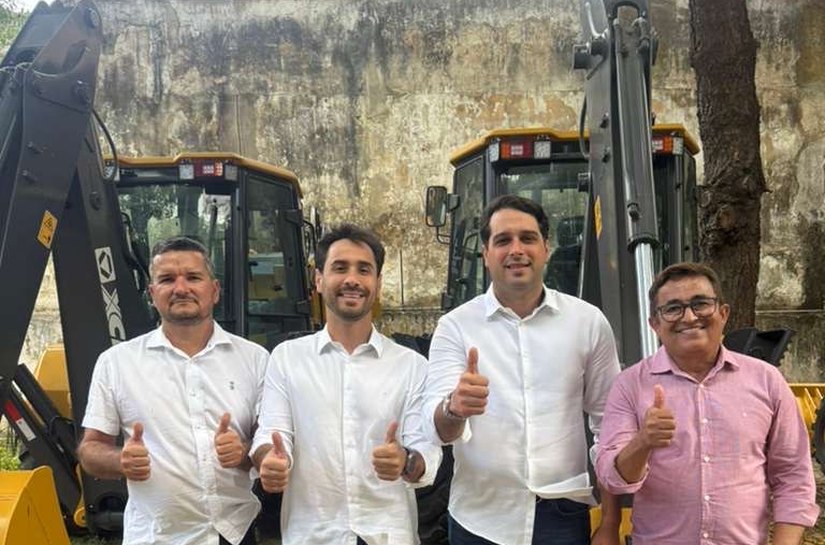Prefeito de Santana do Mundaú reforça frota de veículos com nova retroescavadeira