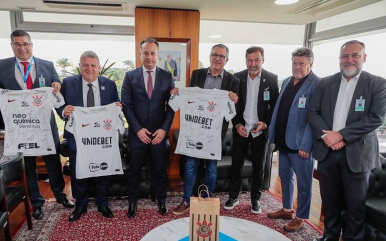 Diretoria do Corinthians se encontra com membros do governo para tratar de dívida da arena