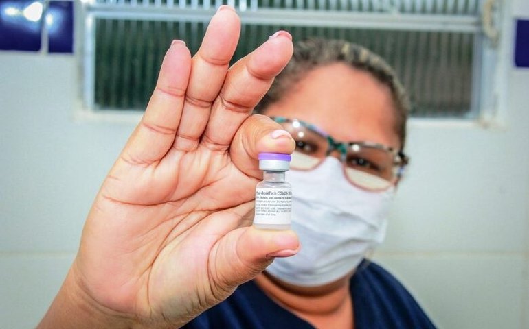 Penedo inicia reforço contra Covid para adolescentes com baixa imunidade, gestantes e puérperas