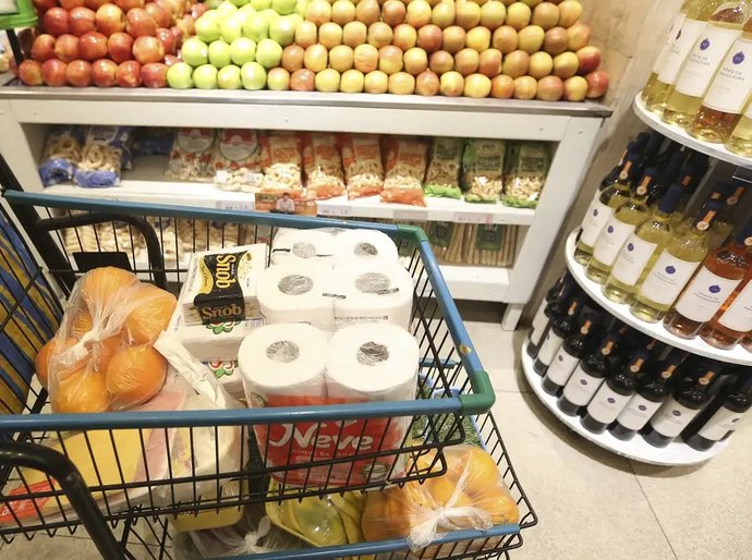 Preços de alimentos caem e prévia da inflação de junho fica em 0,26% É