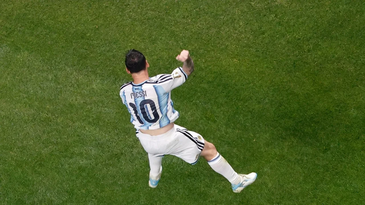 Lionel Messi lidera a Argentina em uma virada por 3 a 2 sobre o Egito e garante vaga nas quartas de final da Copa do Mundo