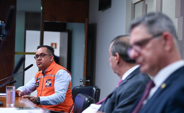 O presidente da CPI, Omar Aziz (C), e o relator, Rogério Carvalho D), ouvem Abelardo Pedro Nobre Júnior