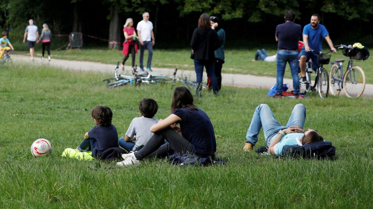 França proibirá fumar em praias, parques e perto de escolas