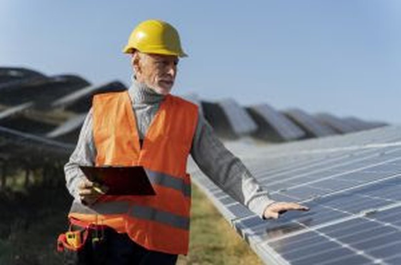 Energia solar cria 500 mil empregos em um ano e impulsiona uso de tecnologia na gestão de equipes