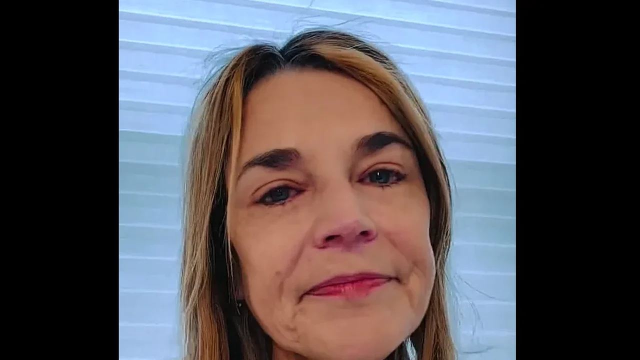 Apresentadora chora ao vivo e faz apelo após notícia sobre possível morte da mãe