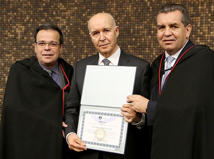 TJ/AL presta homenagem ao jurista português José Gomes Canotilho