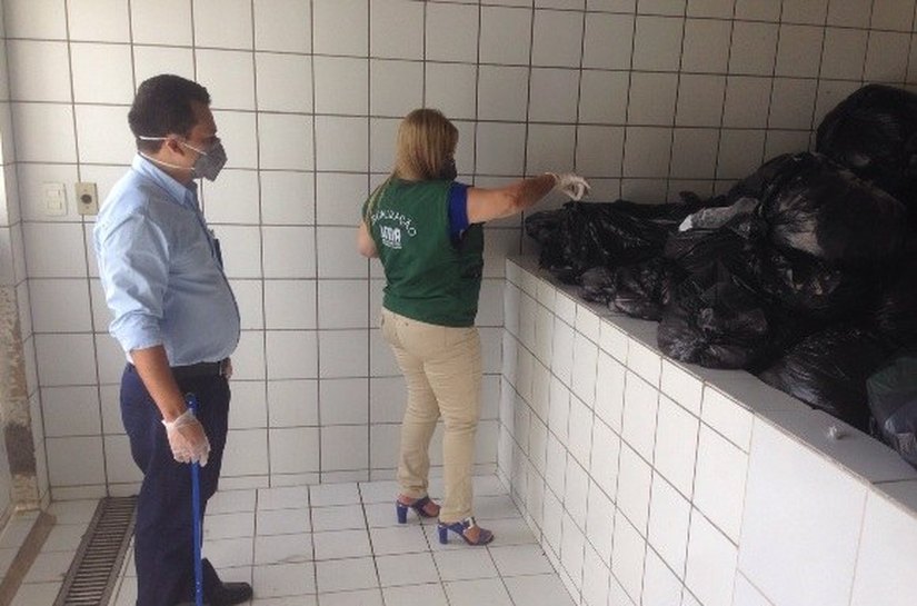IMA autua e interdita área de armazenamento do lixo comum de hospital particular