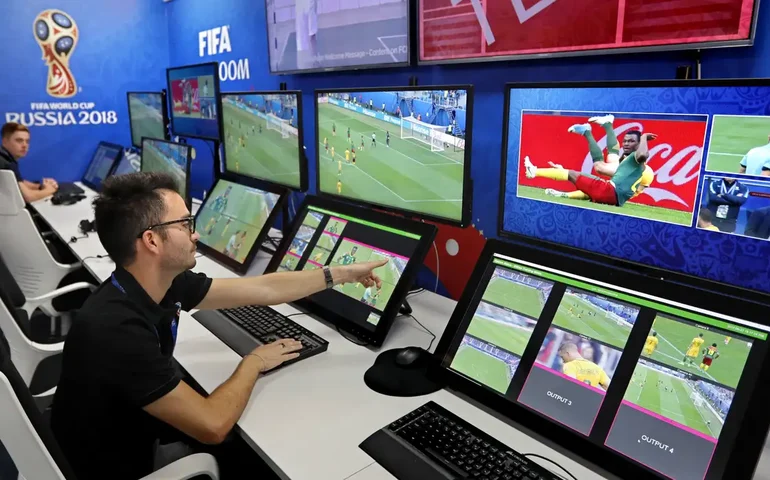 CBF divulga áudios do VAR em lances do jogo entre Atlético-GO e Flamengo