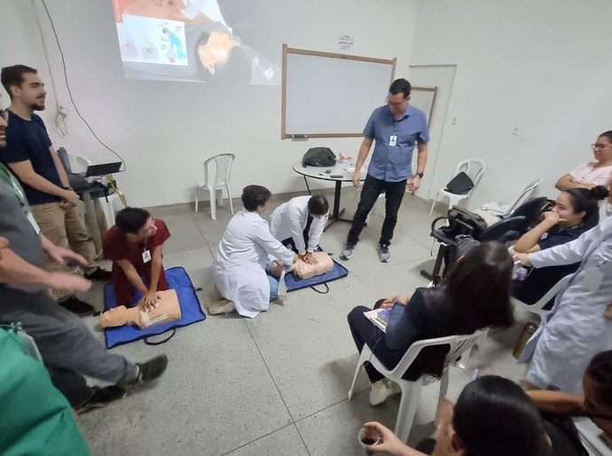 Hospital de Emergência do Agreste capacita residentes em Curso Intensivo de Suporte à Vida