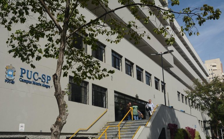 Estudantes decidem desocupar campus da PUC-SP