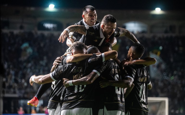 Vasco goleia Coritiba em reencontro com torcida em São Januário