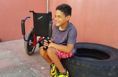 Criança com paralisia conquista independência por meio do esporte