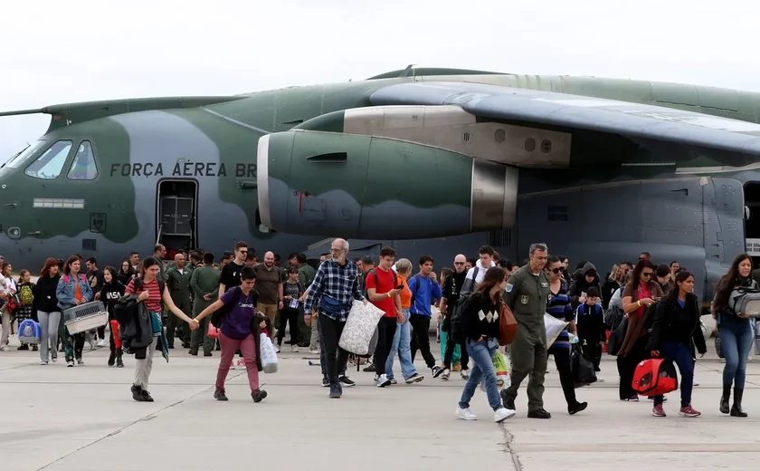 Oitavo voo com repatriados brasileiros deixa Tel Aviv