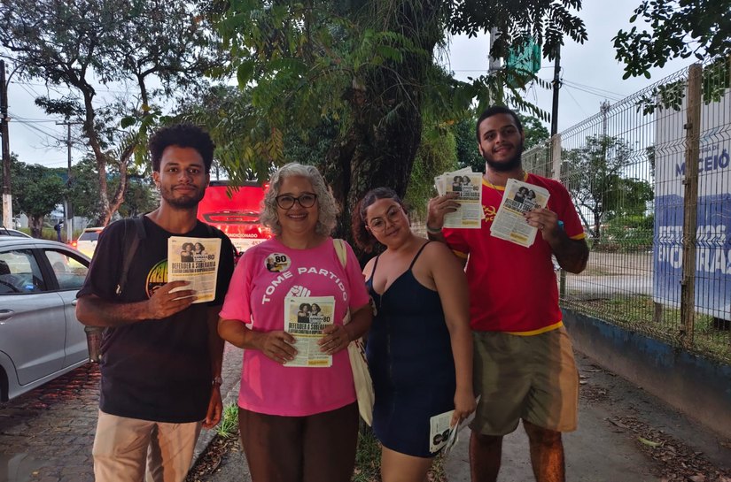 Lenilda Luna realiza panfletagem no portão da Ufal em defesa da Soberania Nacional e repudia ataque à autonomia universitária