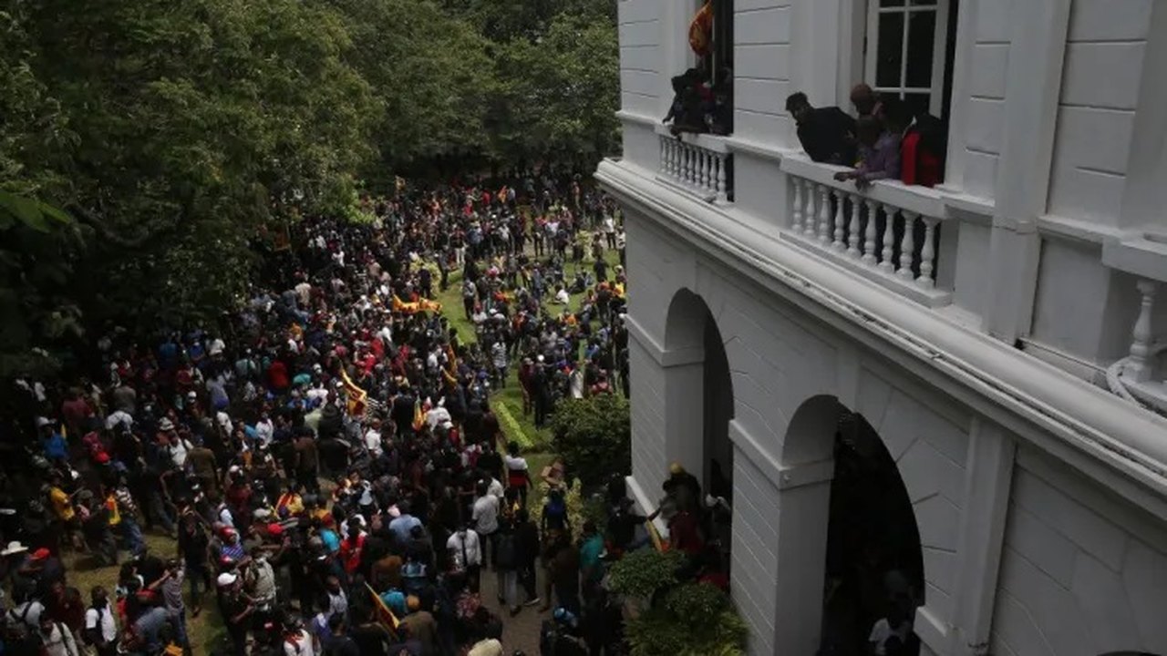Manifestantes invadem residência presidencial no Sri Lanka; presidente foge
