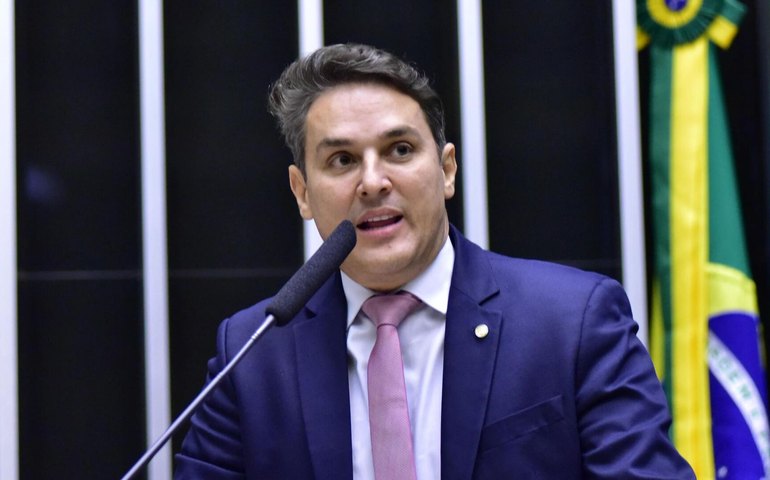 Líder da oposição critica votos dos juízes do STF, menos de Fux: 'único magistrado de carreira'