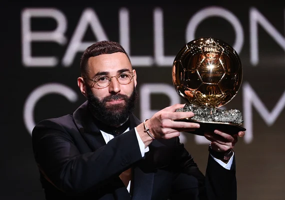 Benzema ergue Bola de Ouro e Neymar vai pro banco dos réus